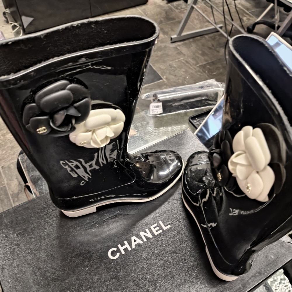 CHANEL authentic rain boots 7.5